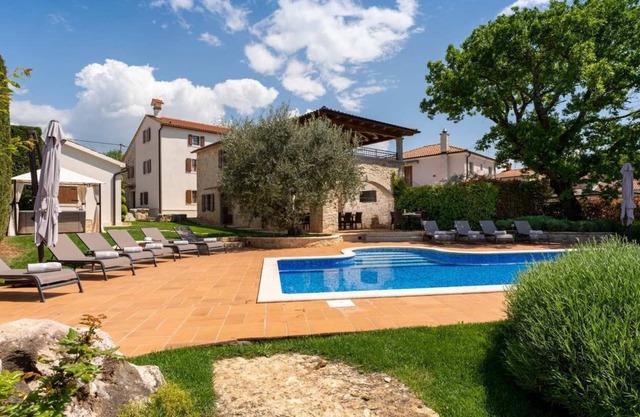 Luxurious property for 14 persons with swimming pool in central Istria
