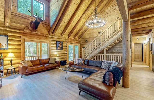 Luxurious riverfront log cabin with firepit, fireplace, & breathtaking scenery