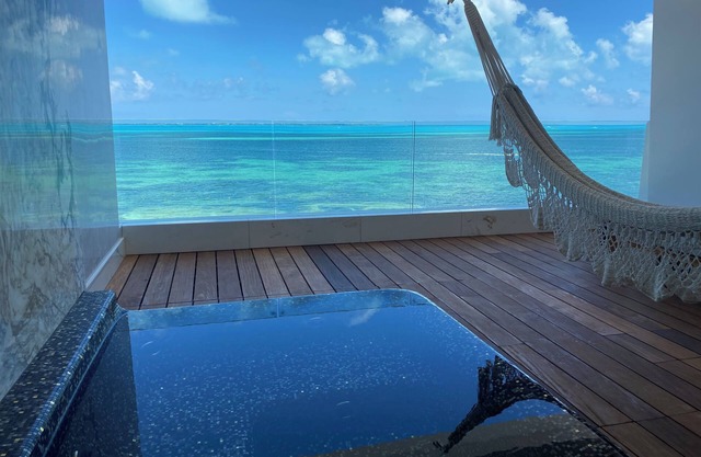 Luxurious Suite on Beachfront, private spa, rooftop pool, NewYears week Special