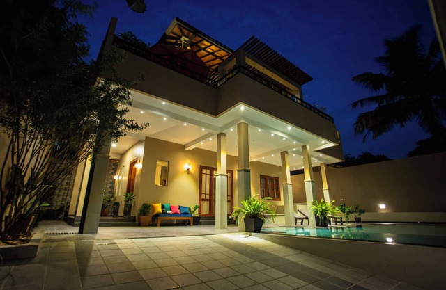 luxuroius villa in hikkaduwa with 5 bedrooms and for 10 adults