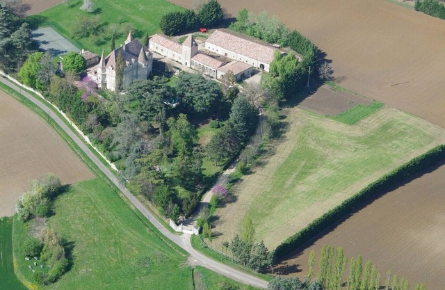 Luxury 19th Century castle for 16-19 people: swimming pool, tennis court
