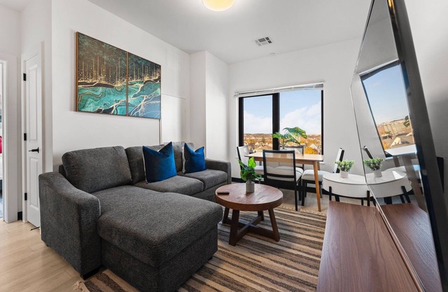 Luxury 1BR Close to Boston 9026