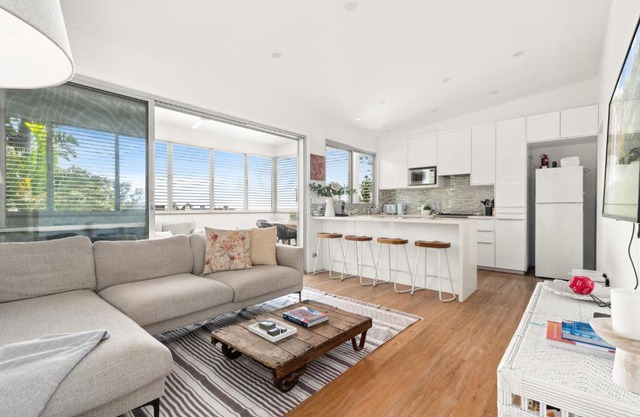 Luxury 2-Bed with Ocean Views and Garden