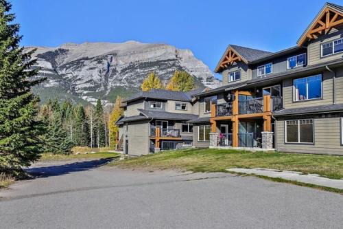 Luxury 2BR Condo Near Banff & Canmore, Mountain Escape