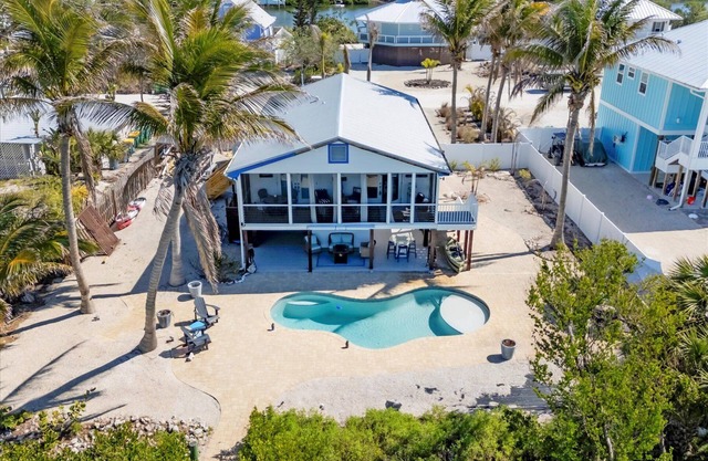 Luxury 3 bedroom pool home on Bocilla Lagoon!