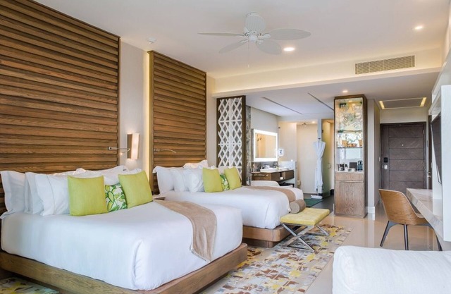 Luxury 3-BR ocean front resort with fitness room, spa, restaurants in Cancún