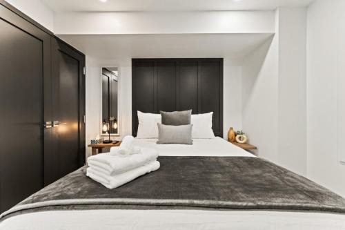 Luxury 3 level, 3 Bedroom 171-10 Condos