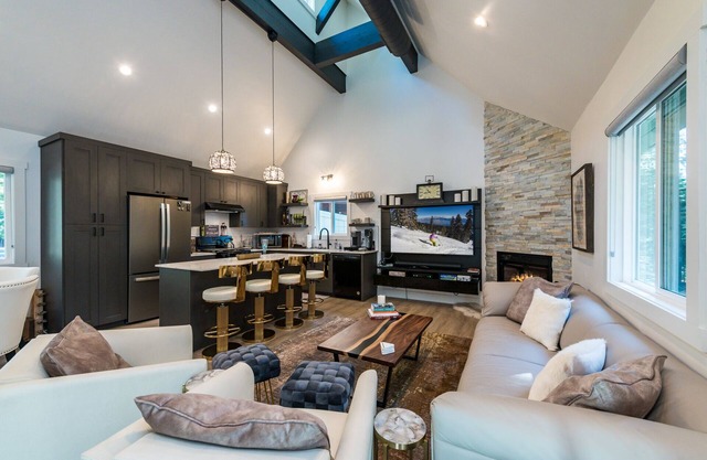 Luxury 3bed 2bath ~High-End Finishes ~King Suite