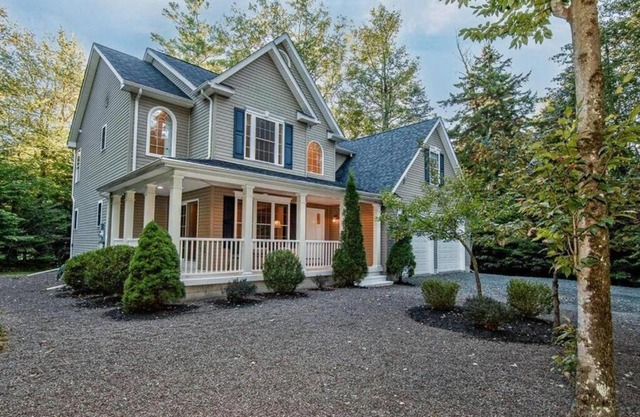 Luxury 4 bedroom house in Pocono Mountains with Hottub in Golf Course Near Lake