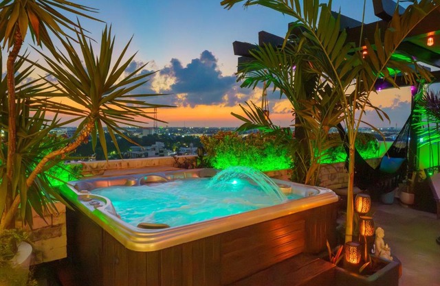 Luxury 4 Bedroom Penthouse with Private Jacuzzi steps from hotel zone