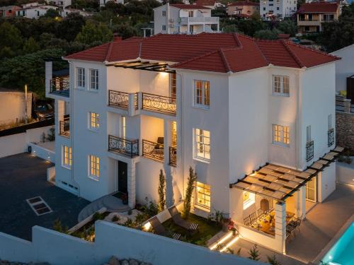 Luxury 4BR Villa Heated Pool, Just 100m to Sea