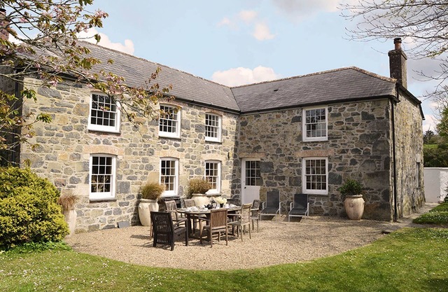 Luxury 5-star farmhouse on the Lizard Peninsula near the Cornish coast