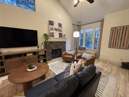 Luxury 5BR Mountain Chalet Hot Tub Game Room