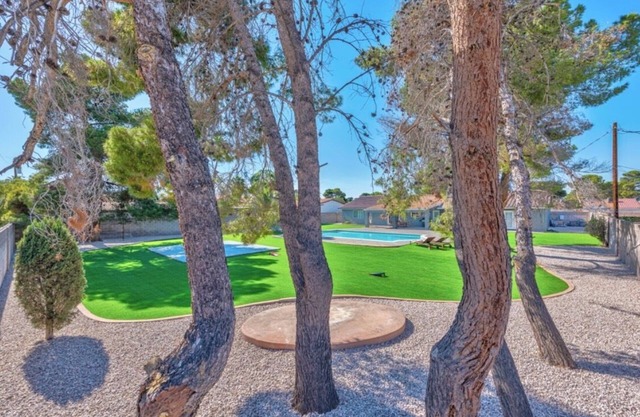Luxury! 6-Bedrooms Modern, Central, big pool & Yard.