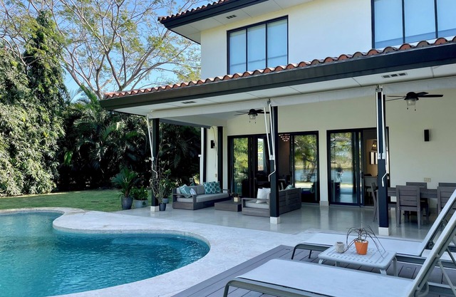 Luxury and tranquil 4 Bedroom Thownhome
