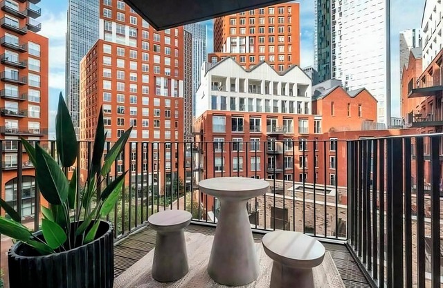 Luxury apartment in central London with private balcony