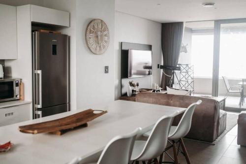 Luxury Apartment near the Airport with Sea View