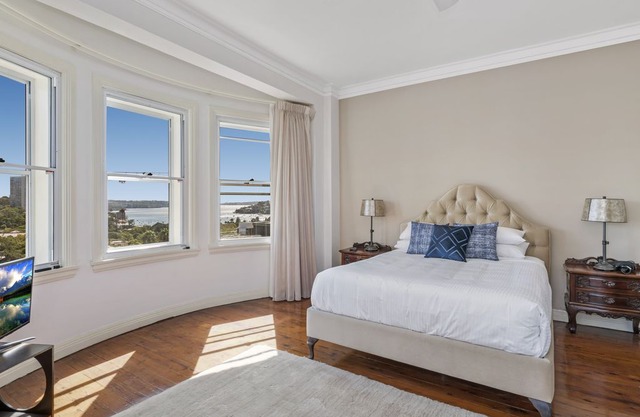Luxury art deco apt with Sweeping Harbour views