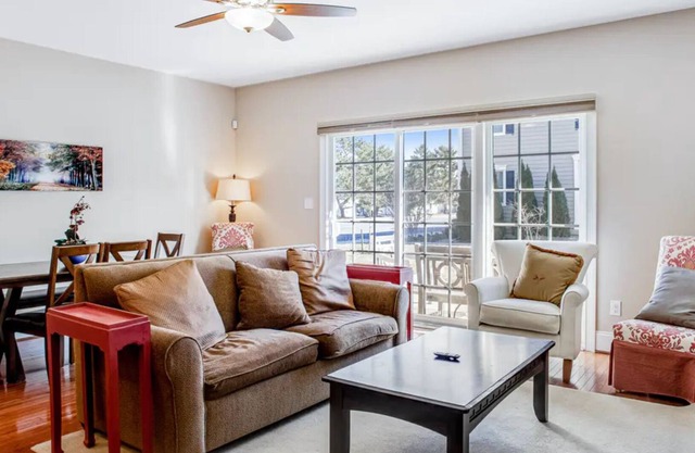 LUXURY BEACH CONDO - 3 BR/BA- CLEAN LINENS INCLUDED!