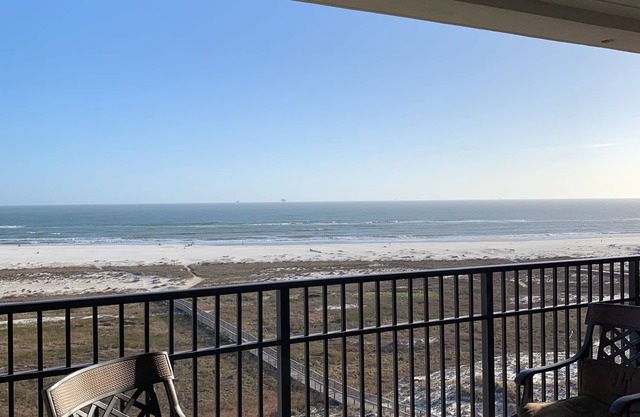 Luxury Beachfront Holiday Isle Condo. Top Floor!
