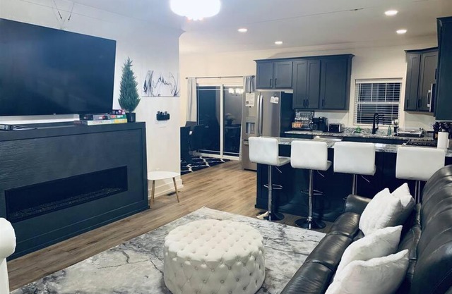 Luxury Bliss, Close to Major Attractions w/Game Room & Gas Grill