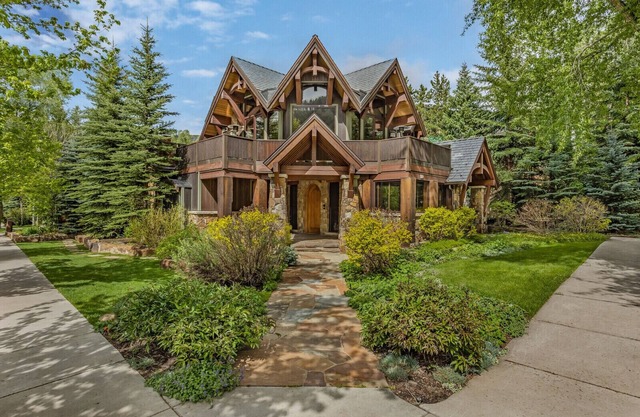 Luxury Chateau Waters: Only 2 Blocks to the Aspen Mountain Gondola with A/C!