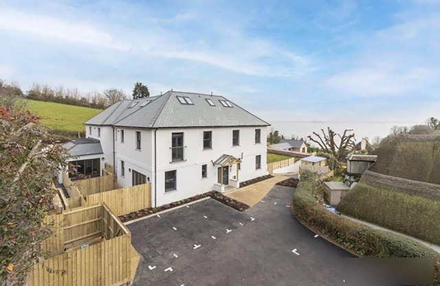 Luxury coastal apartment moments from beach & SW Coastal path walks