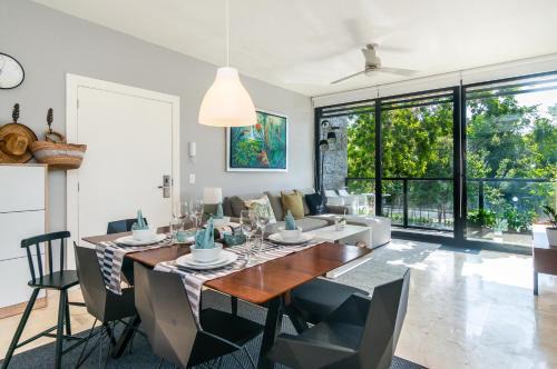 Luxury Condo with Gym & BEACH Club & PGA golf