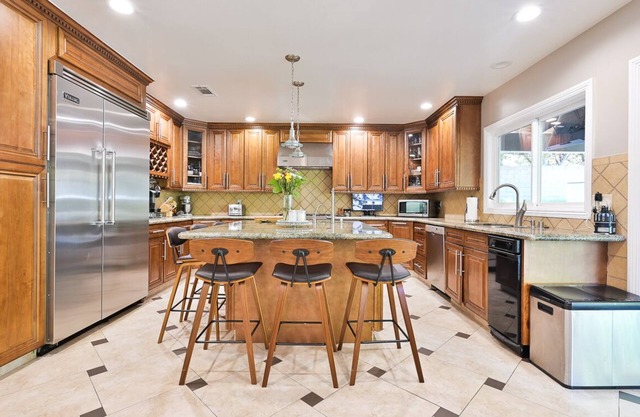 Luxury HIGH ceiling. Large patio, beautiful VIEW. Best in Granada Hills, LA.