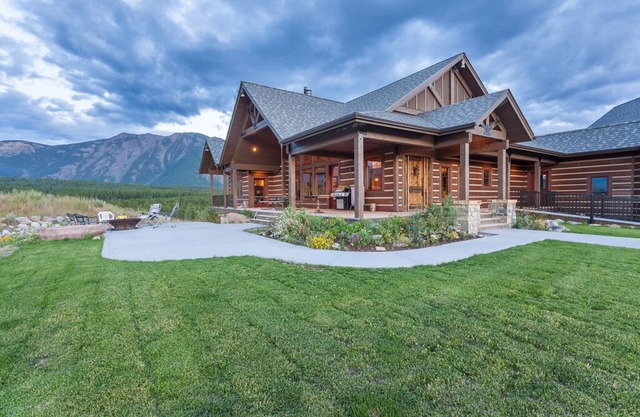 Luxury Home with Amazing Mountain Views of Glacier Park, 1 mile from entrance