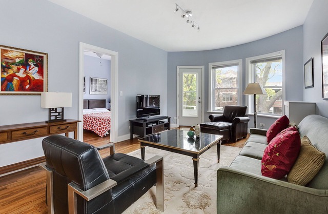 Luxury Loyola 3 Bedroom, 2 Bath, Near Subway and Beach