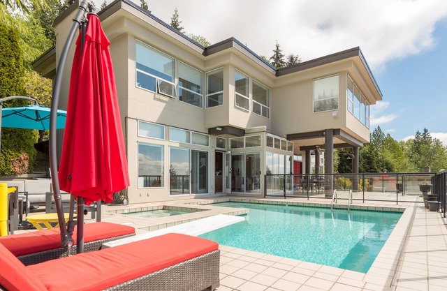 Luxury Mansion with Pool/Hot Tub-City & Ocean View