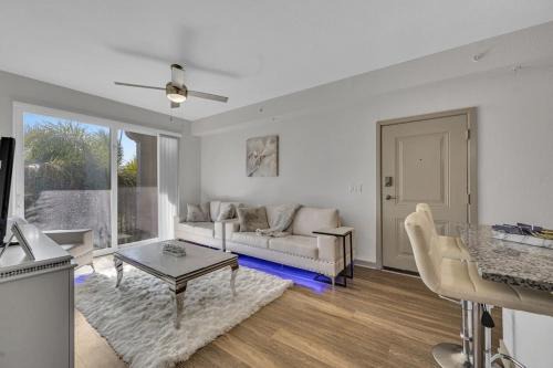 Luxury one bedroom rental w pool