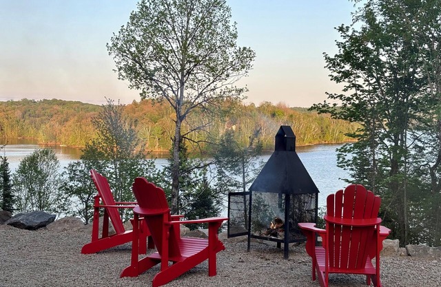 Luxury Panoramic Lakeview Cottage w/Spa, Game Room & Beach
