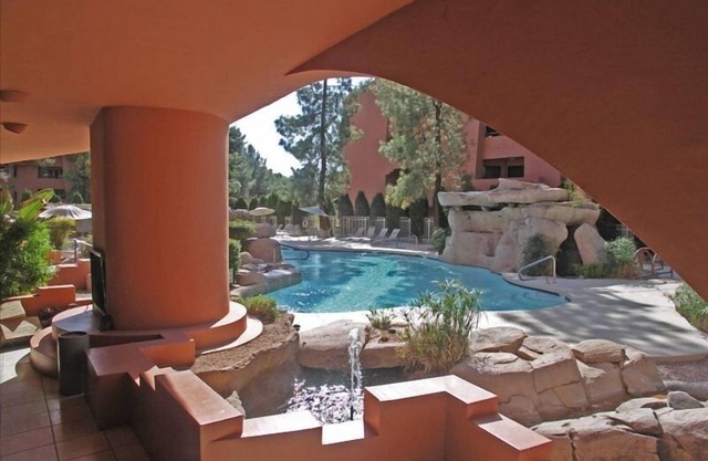 Luxury Poolside Condo Elegantly Furnished a Home away from home