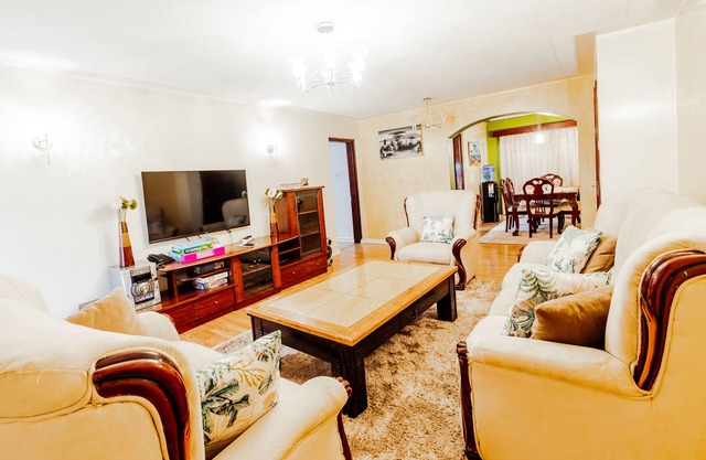 Luxury Retreat in Nairobi's Upperhill: Parking, Security, Modern Design!
