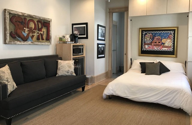 Luxury St.Charles Ave studio shared pool/spa, priv patio, on streetcar route