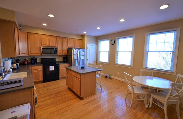 Luxury Townhouse at Edgewater Park!