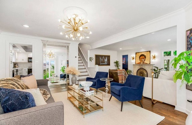 Luxury Tudor w/3 Kings, Deck, Yard & Playroom; 5min to Plaza