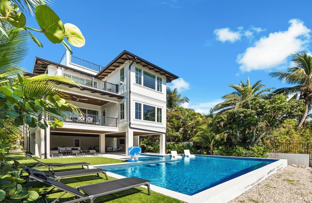 Luxury Villa 9BR/9BA Steps to Lido Key Beach
