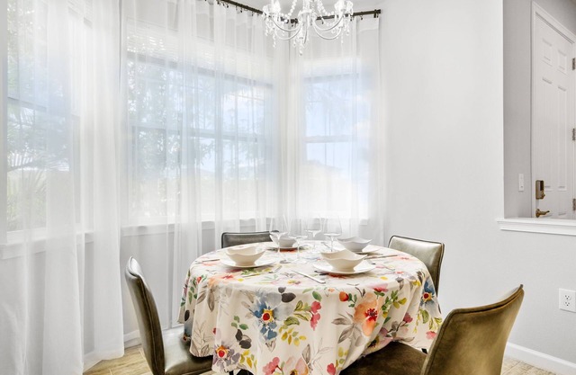 Luxury Villa in Naples- 2 Bedroom, Near Botanical Gardens, Community Pool & Gym