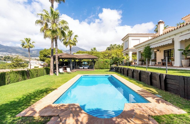 'Luxury Villa Larios Torrequebrada' with Sea View, Pool & Wi-Fi