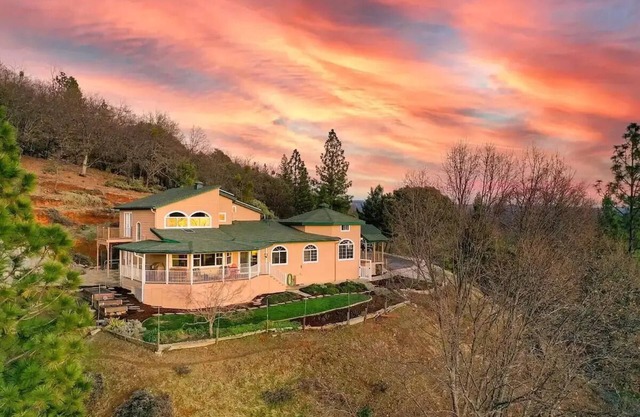 Magical Mountaintop Oasis, Private 5-acre Retreat with Stunning Views!