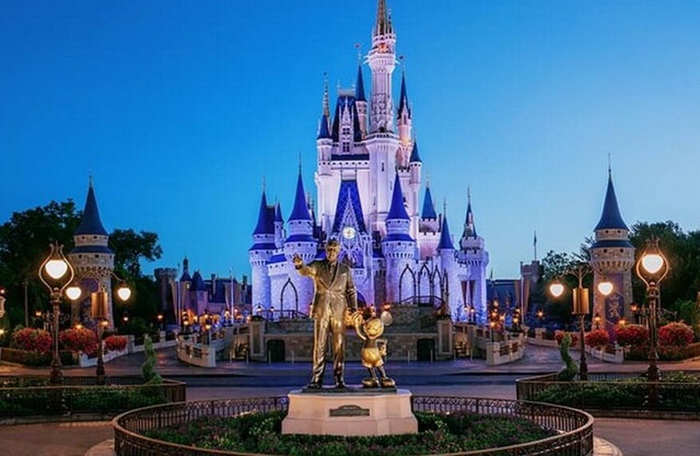 Magical Villa Oasis with Pool - 9 Miles to Disney! Sleeps 17