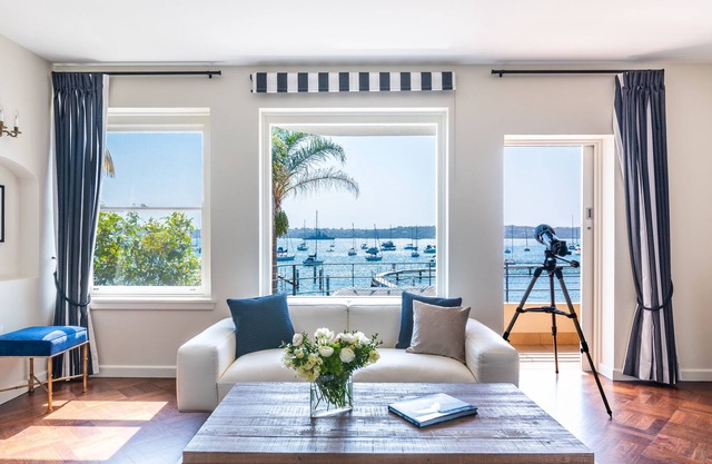 Magnificent Art Deco Waterfront apartment on the edge of Redleaf Beach