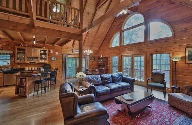 Magnificent Log Home Retreat in The Hideout!