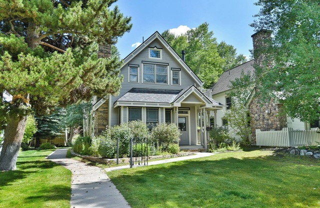 Main Street Retreat: Downtown, Mountain Views, Hot Tub