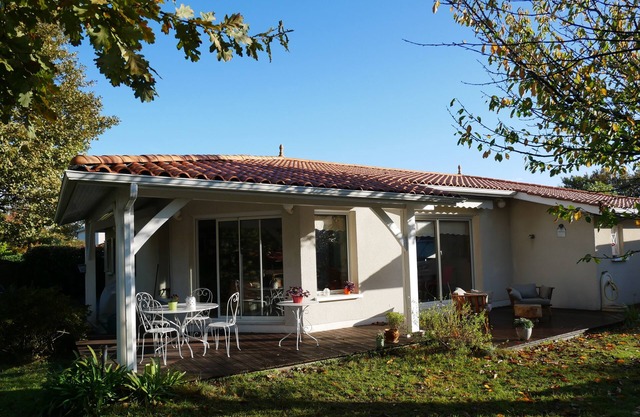 Maison Avec Patio et Jardin au Calme à 10 min Aéroport et 25 du Bassin ou Océan