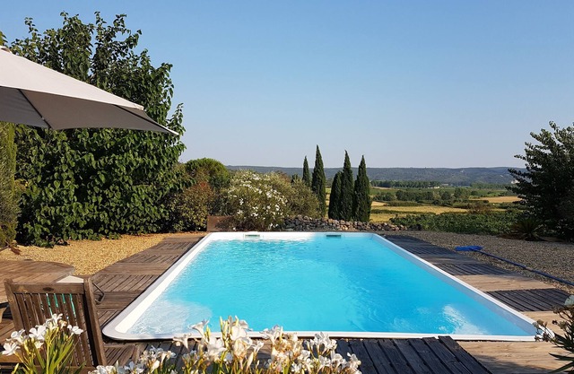 Maison Chemin d'Uzès is an independent property, in the countryside, near Uzès.
