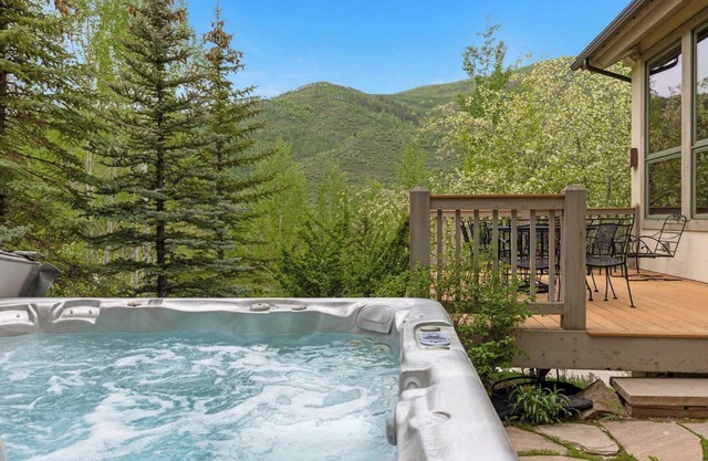 Maison de Neige – Breathtaking Mountain Stay for 8 w/Hot Tub